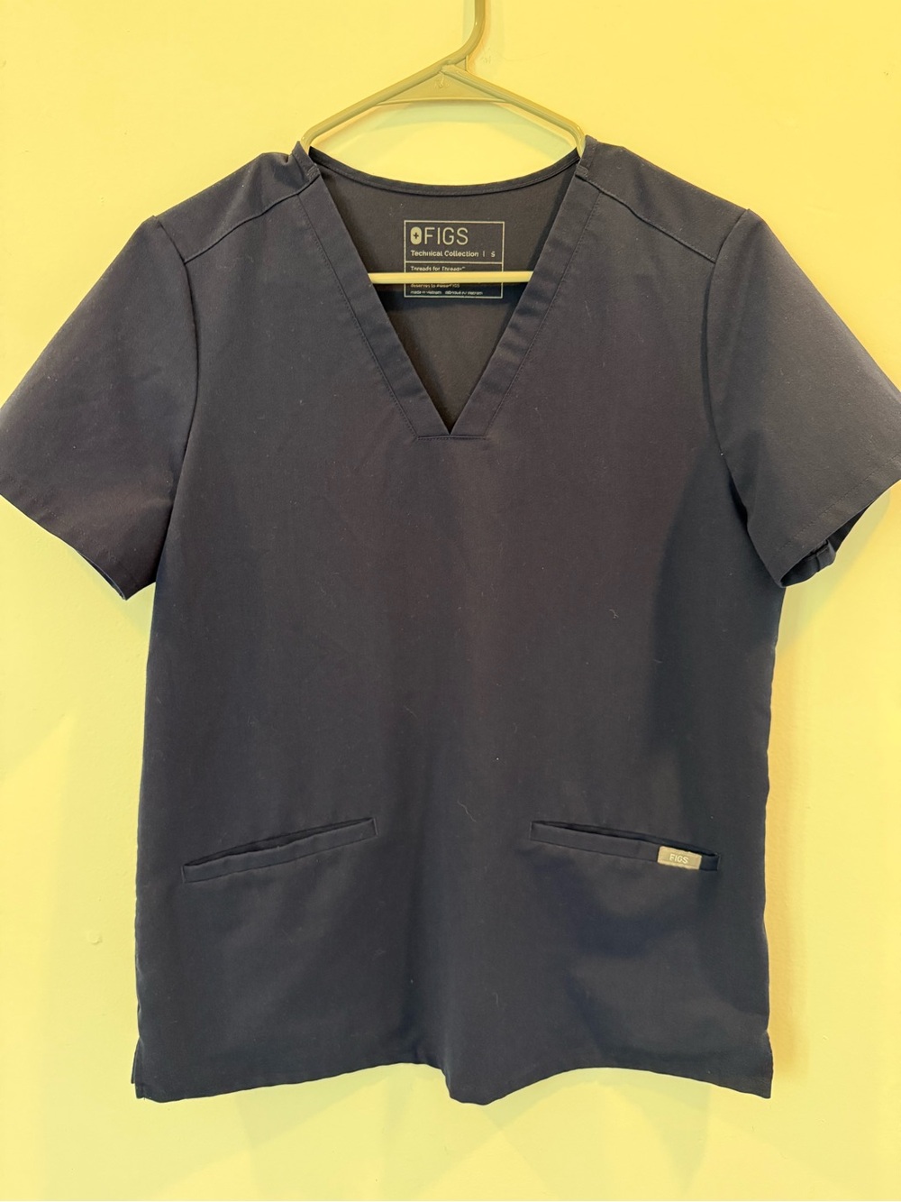 FIGS 2 pocket V-Neck Scrub Top